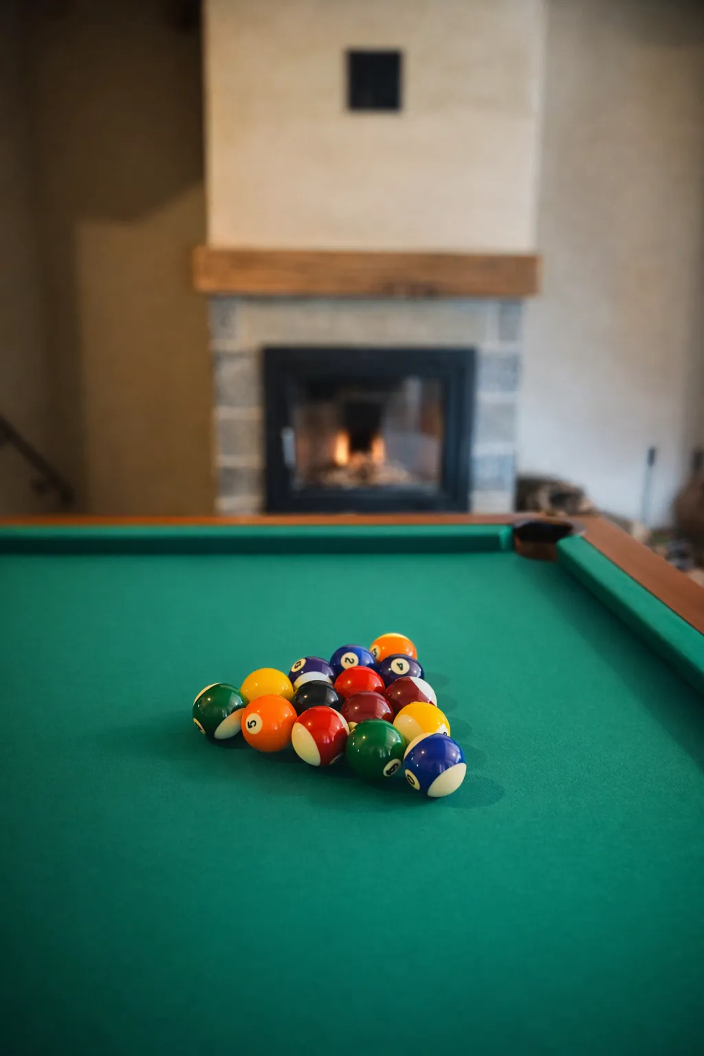 Sala de juegos con mesa de billar profesional en Cumbres de Lores